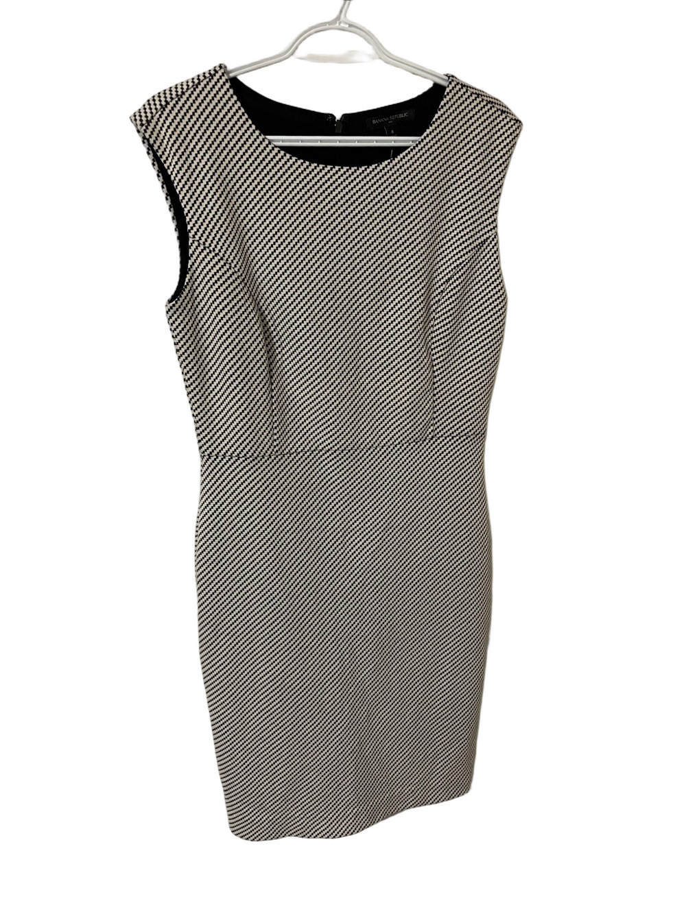 Nwt’s Banana Republic Black and Cream Sleeveless Sheath Dress Size 8
